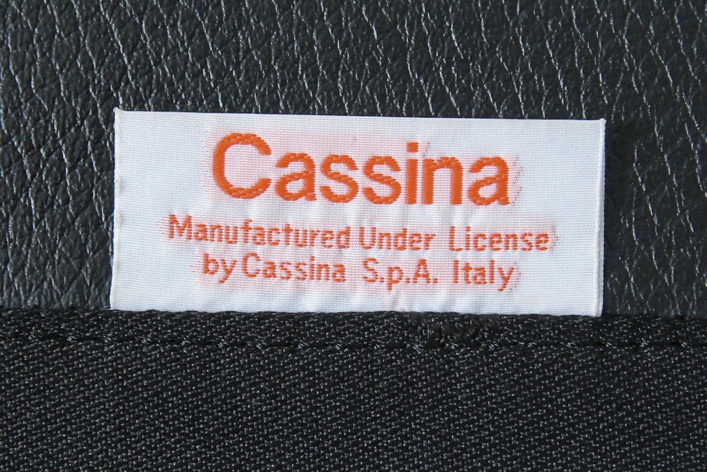 中古　美品　Cassina(カッシーナ)　675　MARALUNGA(マラルンガ)　本革(レザー)　洗練されたモダンデザインと極上の座り心地を兼ね備えた1人掛けソファ+オットマンのセット　定価約150万円　(R-084130)