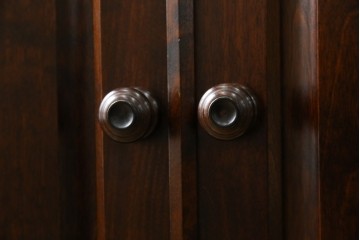 中古　美品　北海道民芸家具　HM160K　洗練されたデザインで空間に上質感をプラスする食器棚　(R-084131)