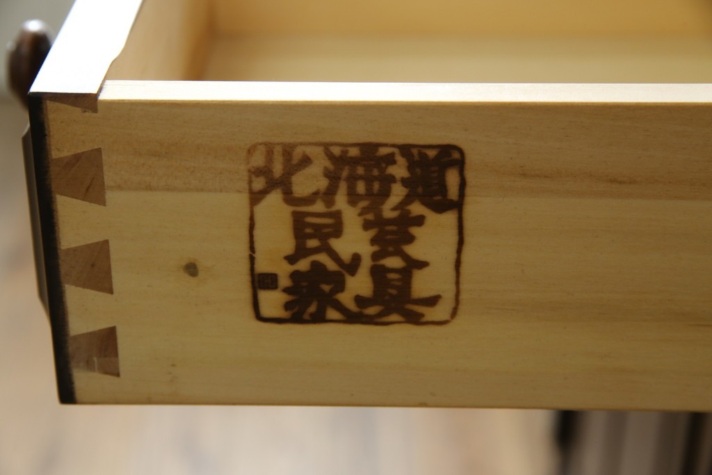 中古　美品　北海道民芸家具　HM160K　洗練されたデザインで空間に上質感をプラスする食器棚　(R-084131)