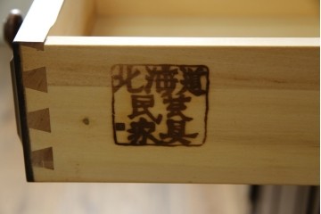 中古　美品　北海道民芸家具　HM160K　洗練されたデザインで空間に上質感をプラスする食器棚　(R-084131)