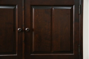 中古　美品　北海道民芸家具　HM160K　洗練されたデザインで空間に上質感をプラスする食器棚　(R-084131)