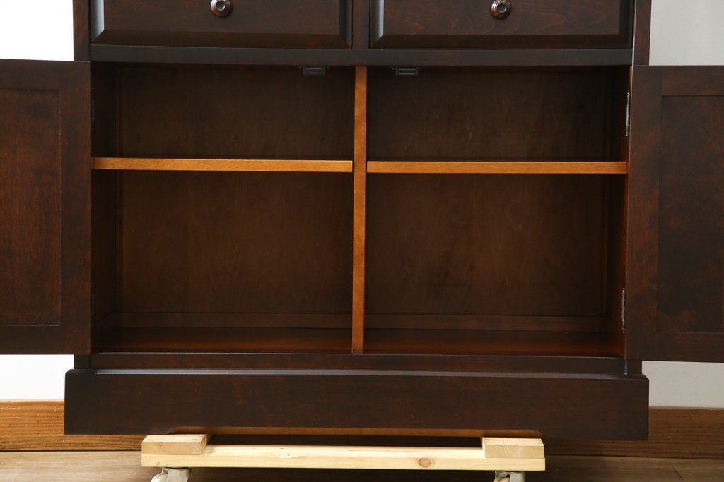 中古　美品　北海道民芸家具　HM160K　洗練されたデザインで空間に上質感をプラスする食器棚　(R-084131)