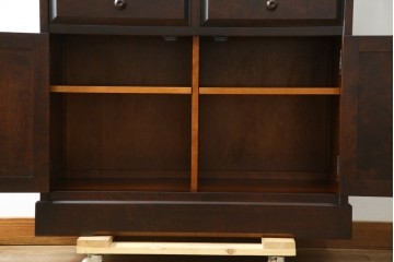 中古　美品　北海道民芸家具　HM160K　洗練されたデザインで空間に上質感をプラスする食器棚　(R-084131)