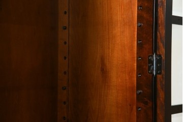 中古　美品　北海道民芸家具　HM160K　洗練されたデザインで空間に上質感をプラスする食器棚　(R-084131)