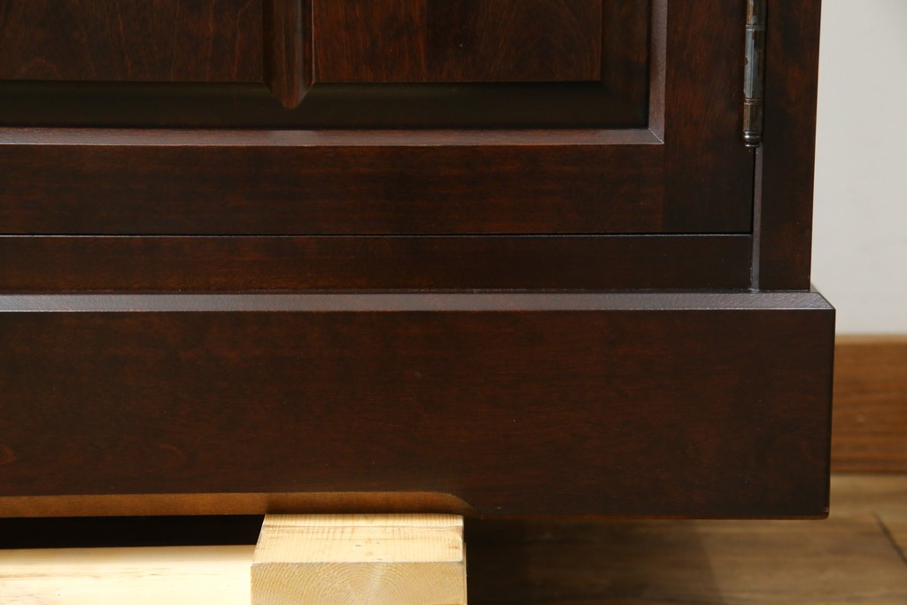 中古　美品　北海道民芸家具　HM160K　洗練されたデザインで空間に上質感をプラスする食器棚　(R-084131)