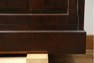 中古　美品　北海道民芸家具　HM160K　洗練されたデザインで空間に上質感をプラスする食器棚　(R-084131)