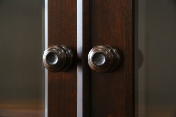 中古　美品　北海道民芸家具　HM160K　洗練されたデザインで空間に上質感をプラスする食器棚　(R-084131)