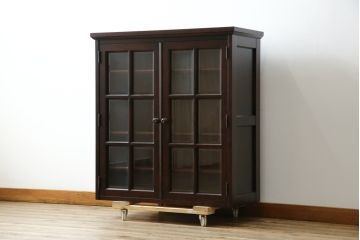 中古　美品　北海道民芸家具　脚(台輪)付きリメイク　シックな色合いで落ち着いた空間を演出するサイドキャビネット(サイドボード、収納棚、戸棚、食器棚、カップボード)(R-084132)