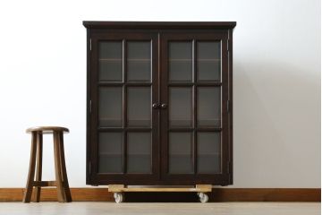 中古　美品　北海道民芸家具　脚(台輪)付きリメイク　シックな色合いで落ち着いた空間を演出するサイドキャビネット(サイドボード、収納棚、戸棚、食器棚、カップボード)(R-084132)
