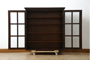 中古　美品　北海道民芸家具　脚(台輪)付きリメイク　シックな色合いで落ち着いた空間を演出するサイドキャビネット(サイドボード、収納棚、戸棚、食器棚、カップボード)(R-084132)
