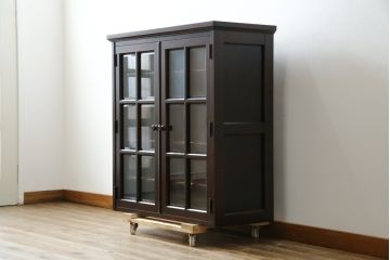 中古　美品　北海道民芸家具　脚(台輪)付きリメイク　シックな色合いで落ち着いた空間を演出するサイドキャビネット(サイドボード、収納棚、戸棚、食器棚、カップボード)(R-084132)