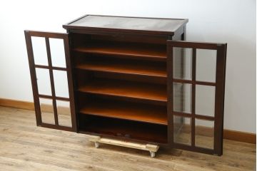 中古　美品　北海道民芸家具　脚(台輪)付きリメイク　シックな色合いで落ち着いた空間を演出するサイドキャビネット(サイドボード、収納棚、戸棚、食器棚、カップボード)(R-084132)