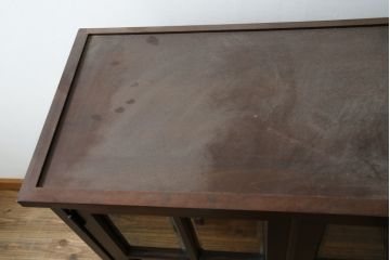 中古　美品　北海道民芸家具　脚(台輪)付きリメイク　シックな色合いで落ち着いた空間を演出するサイドキャビネット(サイドボード、収納棚、戸棚、食器棚、カップボード)(R-084132)