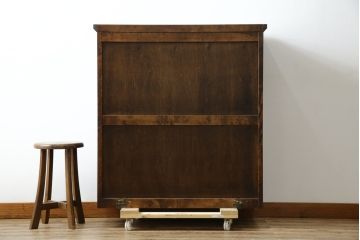 中古　美品　北海道民芸家具　脚(台輪)付きリメイク　シックな色合いで落ち着いた空間を演出するサイドキャビネット(サイドボード、収納棚、戸棚、食器棚、カップボード)(R-084132)