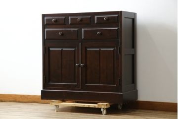 中古　美品　北海道民芸家具　天板リメイク　シックな色合いで落ち着いた空間を演出するサイドキャビネット(サイドボード、収納棚、戸棚)(R-084133)