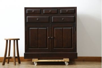 中古　美品　北海道民芸家具　天板リメイク　シックな色合いで落ち着いた空間を演出するサイドキャビネット(サイドボード、収納棚、戸棚)(R-084133)
