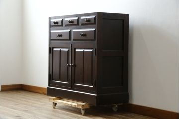 中古　美品　北海道民芸家具　天板リメイク　シックな色合いで落ち着いた空間を演出するサイドキャビネット(サイドボード、収納棚、戸棚)(R-084133)