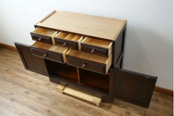 中古　美品　北海道民芸家具　天板リメイク　シックな色合いで落ち着いた空間を演出するサイドキャビネット(サイドボード、収納棚、戸棚)(R-084133)