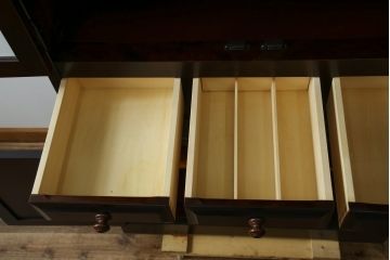 中古　美品　北海道民芸家具　天板リメイク　シックな色合いで落ち着いた空間を演出するサイドキャビネット(サイドボード、収納棚、戸棚)(R-084133)