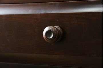 中古　美品　北海道民芸家具　天板リメイク　シックな色合いで落ち着いた空間を演出するサイドキャビネット(サイドボード、収納棚、戸棚)(R-084133)