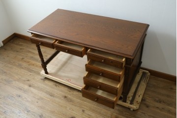 中古　三越家具　カントリーハウス　希少な絶版品!!　ブルージュ　挽き物加工や引手のデザインがおしゃれ!クラシカルな雰囲気を高めるデスク　(R-084135)