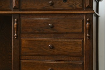 中古　三越家具　カントリーハウス　希少な絶版品!!　ブルージュ　挽き物加工や引手のデザインがおしゃれ!クラシカルな雰囲気を高めるデスク　(R-084135)