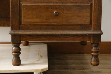 中古　三越家具　カントリーハウス　希少な絶版品!!　ブルージュ　挽き物加工や引手のデザインがおしゃれ!クラシカルな雰囲気を高めるデスク(片袖机、ワークデスク、在宅用、在宅ワーク用)(R-084135)