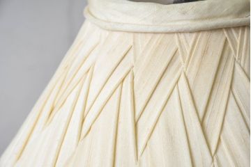 フランスアンティーク　大理石の台座と銅の本体が重厚感を放つ!凝ったデザインでシェードの作りが美しいテーブルスタンド(テーブルランプ、テーブル照明、テーブルライト、デスクライト、デスクスタンド、卓上照明)(R-084154)