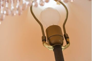 フランスアンティーク　大理石の台座と銅の本体が重厚感を放つ!凝ったデザインでシェードの作りが美しいテーブルスタンド(テーブルランプ、テーブル照明、テーブルライト、デスクライト、デスクスタンド、卓上照明)(R-084154)