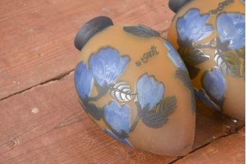 《引っ掛けシーリング式ペンダントライト加工費込み》　中古　ルーマニア　Tip Galle　エミール・ガレ風(Emile Galle)　華凛なマグノリア(木蓮)が描かれたペンダントライト2個セット(吊り下げ照明、天井照明、シェードランプ)(R-084163)