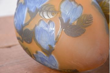 《引っ掛けシーリング式ペンダントライト加工費込み》　中古　ルーマニア　Tip Galle　エミール・ガレ風(Emile Galle)　華凛なマグノリア(木蓮)が描かれたペンダントライト2個セット(吊り下げ照明、天井照明、シェードランプ)(R-084163)