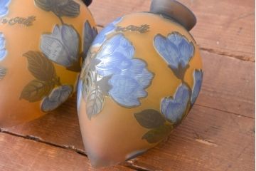 《引っ掛けシーリング式ペンダントライト加工費込み》　中古　ルーマニア　Tip Galle　エミール・ガレ風(Emile Galle)　華凛なマグノリア(木蓮)が描かれたペンダントライト2個セット(吊り下げ照明、天井照明、シェードランプ)(R-084163)