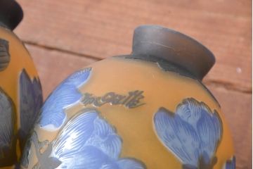 《引っ掛けシーリング式ペンダントライト加工費込み》　中古　ルーマニア　Tip Galle　エミール・ガレ風(Emile Galle)　華凛なマグノリア(木蓮)が描かれたペンダントライト2個セット(吊り下げ照明、天井照明、シェードランプ)(R-084163)
