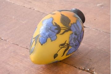 《引っ掛けシーリング式ペンダントライト加工費込み》　中古　エミール・ガレ風(Emile Galle)　華凛なマグノリア(木蓮)が描かれたペンダントライト(吊り下げ照明、天井照明、シェードランプ)(R-084164)
