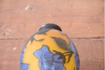 《引っ掛けシーリング式ペンダントライト加工費込み》　中古　エミール・ガレ風(Emile Galle)　華凛なマグノリア(木蓮)が描かれたペンダントライト(吊り下げ照明、天井照明、シェードランプ)(R-084164)