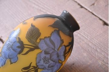《引っ掛けシーリング式ペンダントライト加工費込み》　中古　エミール・ガレ風(Emile Galle)　華凛なマグノリア(木蓮)が描かれたペンダントライト(吊り下げ照明、天井照明、シェードランプ)(R-084164)