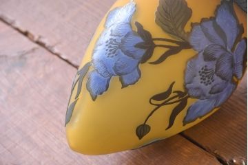 《引っ掛けシーリング式ペンダントライト加工費込み》　中古　エミール・ガレ風(Emile Galle)　華凛なマグノリア(木蓮)が描かれたペンダントライト(吊り下げ照明、天井照明、シェードランプ)(R-084164)