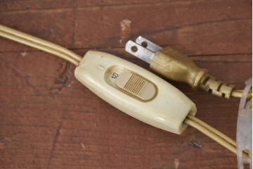 ヨーロッパビンテージ　繊細なデザインと優美な佇まいが美しいテーブルスタンド　(R-084169)
