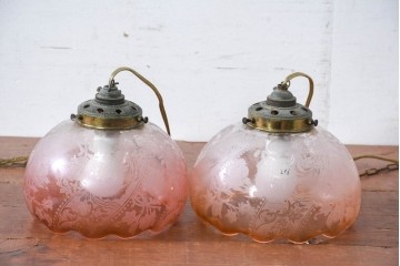 《引っ掛けシーリング式ペンダントライト加工費込み》　ビンテージ照明　可憐なグラデーションで彩るペンダントライト2個セット　(R-084174)