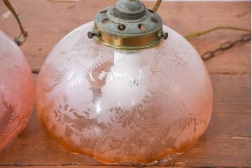 《引っ掛けシーリング式ペンダントライト加工費込み》　ビンテージ照明　可憐なグラデーションで彩るペンダントライト2個セット　(R-084174)