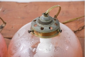 《引っ掛けシーリング式ペンダントライト加工費込み》　ビンテージ照明　可憐なグラデーションで彩るペンダントライト2個セット　(R-084174)