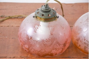 《引っ掛けシーリング式ペンダントライト加工費込み》　ビンテージ照明　可憐なグラデーションで彩るペンダントライト2個セット　(R-084174)