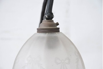 ヨーロッパビンテージ　リボンのガーランド模様が愛らしいペンダントライト　(R-084176)