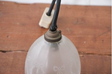 ヨーロッパビンテージ　リボンのガーランド模様が愛らしいペンダントライト　(R-084176)