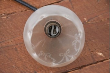 ヨーロッパビンテージ　リボンのガーランド模様が愛らしいペンダントライト　(R-084176)