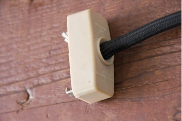 ヨーロッパビンテージ　リボンのガーランド模様が愛らしいペンダントライト　(R-084176)