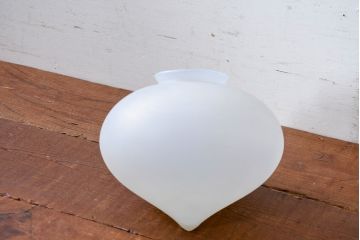 《引っ掛けシーリング式ペンダントライト加工費込み》　和製アンティーク　珍品　オパールガラス　先が細く丸みのあるフォルムがしずくのようにも見える変形オーバル型のペンダントライト(吊り下げ照明、天井照明、シェード、電笠、照明カバー、洋梨型)(R-084178)