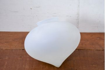 《引っ掛けシーリング式ペンダントライト加工費込み》　和製アンティーク　珍品　オパールガラス　先が細く丸みのあるフォルムがしずくのようにも見える変形オーバル型のペンダントライト(吊り下げ照明、天井照明、シェード、電笠、照明カバー、洋梨型)(R-084178)