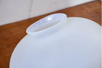 《引っ掛けシーリング式ペンダントライト加工費込み》　和製アンティーク　珍品　オパールガラス　先が細く丸みのあるフォルムがしずくのようにも見える変形オーバル型のペンダントライト(吊り下げ照明、天井照明、シェード、電笠、照明カバー、洋梨型)(R-084178)