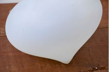 《引っ掛けシーリング式ペンダントライト加工費込み》　和製アンティーク　珍品　オパールガラス　先が細く丸みのあるフォルムがしずくのようにも見える変形オーバル型のペンダントライト(吊り下げ照明、天井照明、シェード、電笠、照明カバー、洋梨型)(R-084178)